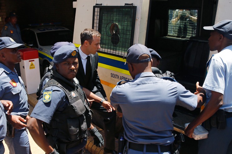 El atleta fue trasladado a un centro penitenciario de Pretoria donde tendrá que cumplir condena (Reuters) 